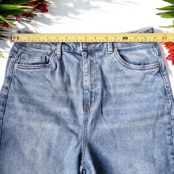 Vero Moda Light Wash Denim Highwaisted Mom Jeans👖 - Picture 4 of 11